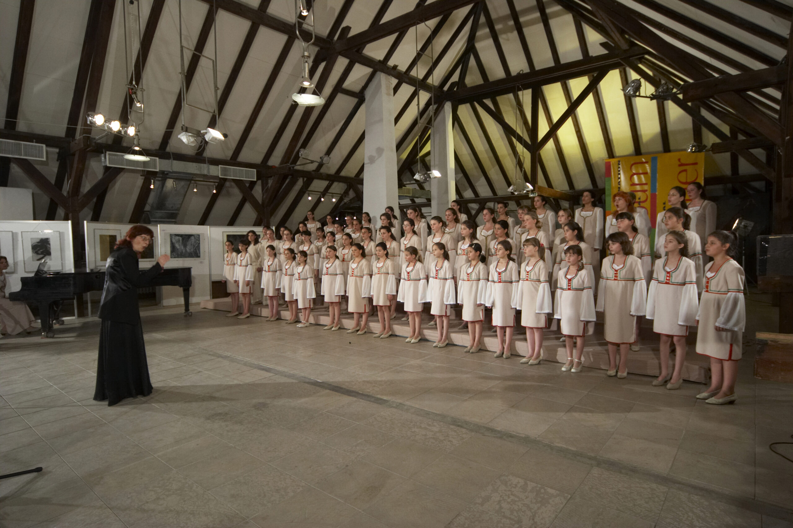 2005. Хорова школа „Добри Христов“. Диригент Ирена Таушанова. Снимка Росен Донев.